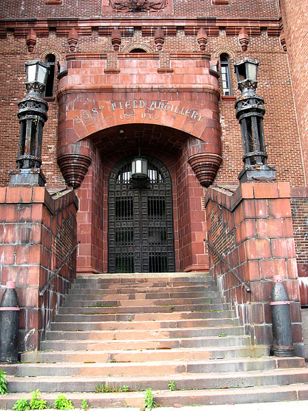 Main entrance. Author: Jim.henderson
