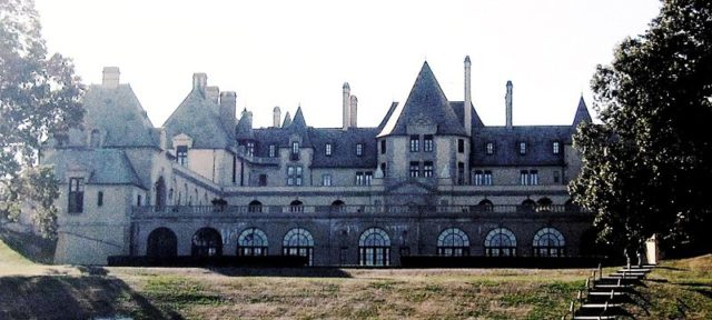 Oheka Castle photo from the east. Author: Gryffindor CC BY-SA 3.0