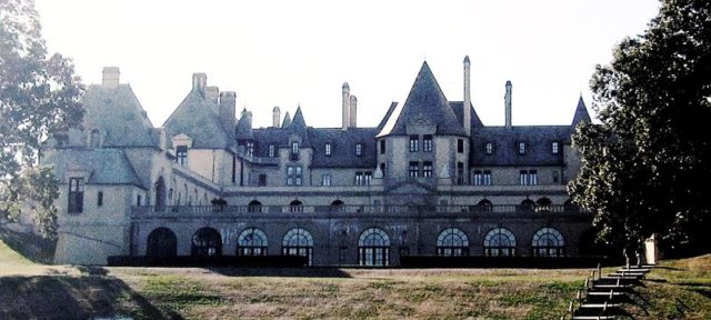 Oheka Castle photo from the east. Author: Gryffindor CC BY-SA 3.0