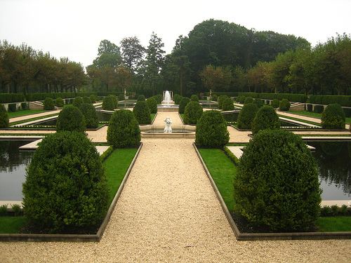 Part of the gardens of Oheka Castle. Author: ariel jatib CC BY-SA 2.0