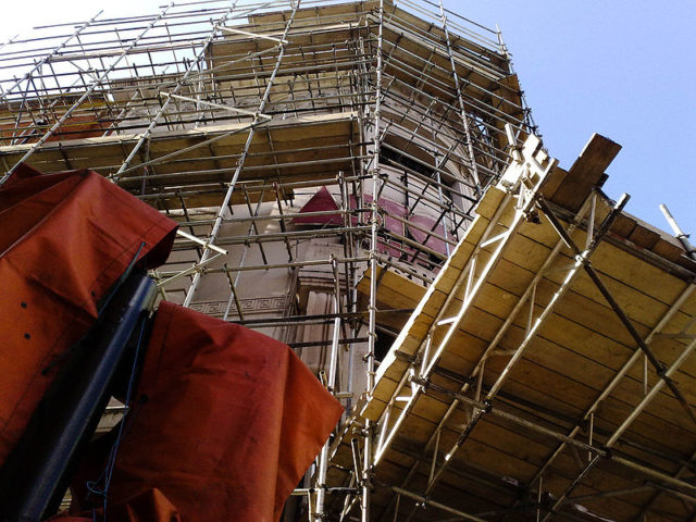 Preparing the building for demolition. Author: Secretlondon – CC BY-SA 3.0