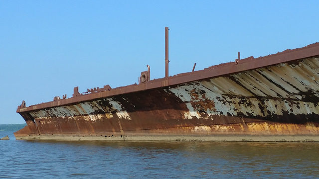 Scrapped and abandoned ship/ Author: Fred Schroeder CC BY-ND 2.0
