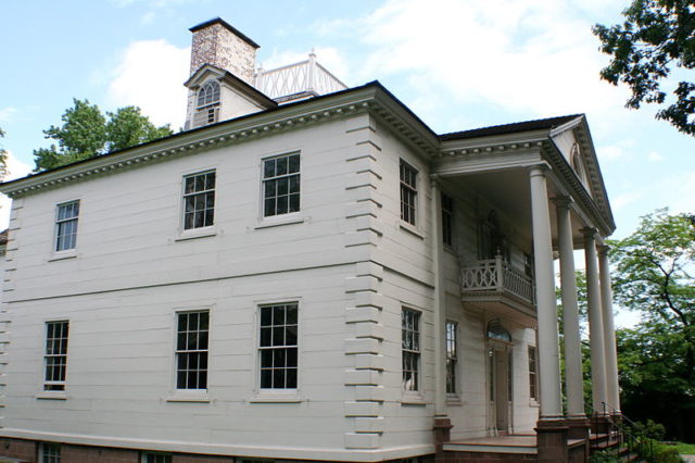 Side view of Morris–Jumel Mansion. Author: Asaavedra32 CC BY-SA 3.0