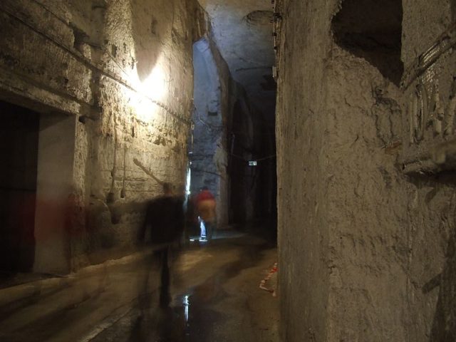 Some of the white lime walls – photo taken with a long exposure/ Author: Christo – CC BY-SA 4.0