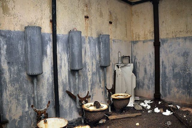 The abandoned latrines. Author: David Trawin CC BY-SA 2.0