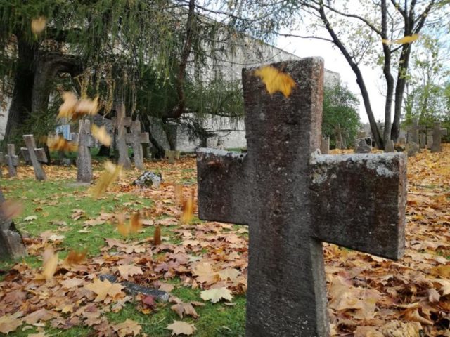 the-convent-was-abandonded-but-the-graveyard-coninued-to-be-used-640x480.jpg