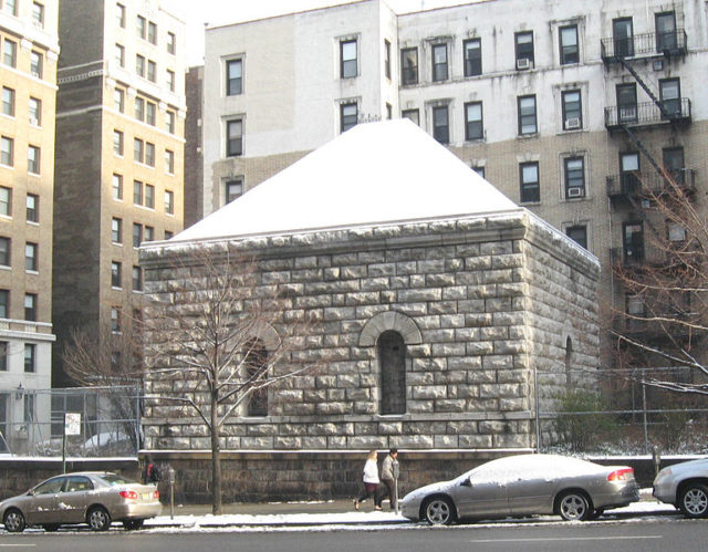 The gatehouse found at 119th Street. Author: Jim.henderson Public Domain
