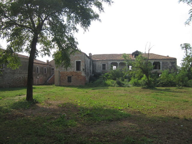 The island is filled with abandoned structures. Author: Powermelon CC0