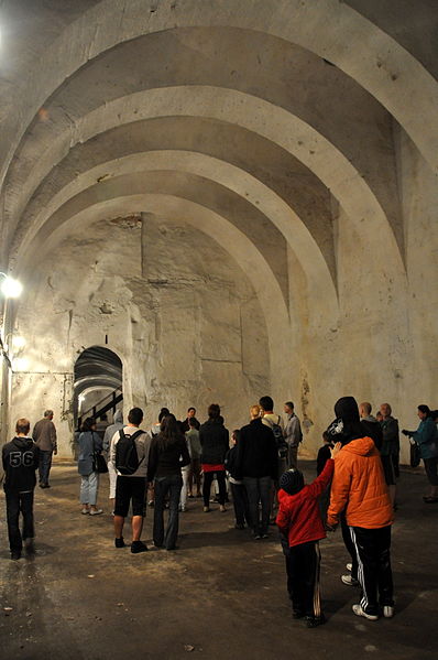 Tourists on a guided tour/ Author: VinceB – CC BY-SA 3.0