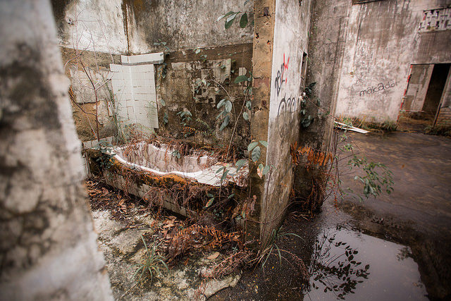 What once was a bathroom. Author: sunriseOdyssey CC BY-SA 2.0