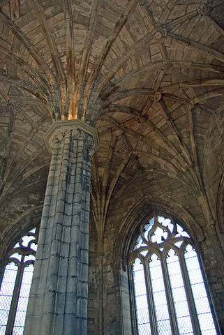 Vaulted roof and central pillar of the chapter house. Author: Billreid – CC BY-SA 3.0
