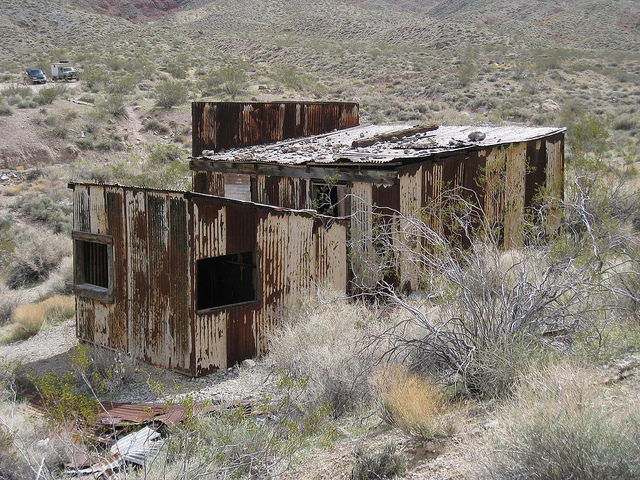 Rusty abandoned buildings – Author: The Greater Southwestern Exploration Company – CC BY 2.0