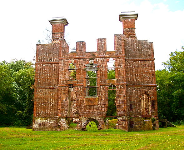 The ruins of the Rosewell Plantation house/ Author: Agadant – CC BY-SA 3.0