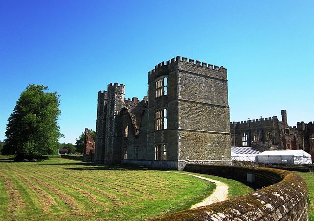 Cowdray Ruins today/ Author: Margaret Anne Clarke – CC BY-SA 3.0