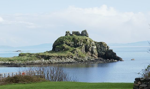 View of the castle across the bay. Author: Otter – CC BY-SA 3.0