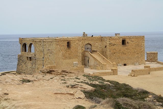 Qolla l-Bajda Battery/ Author: Dreizung – CC BY 3.0