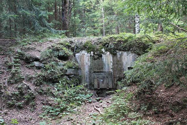 Light pillbox, Žlíbek, Kašperské Hory, Klatovy District, Czech Republic. Author: Harold – CC BY-SA 3.0