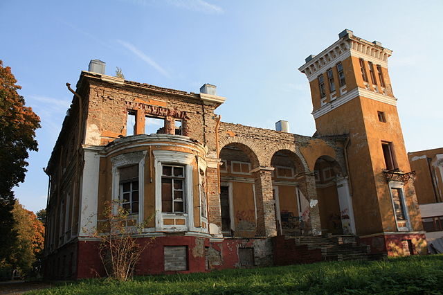 Ruins of Muraste Manor – Author: Lefevrue – CC BY-SA 3.0