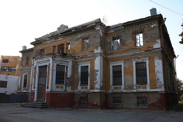 Ruins of Muraste Manor – Author: Lefevrue – CC BY-SA 3.0