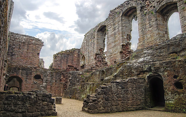 Parts of the Spofforth Castle were built into the bedrock. Author: TJBlackwell – CC BY 3.0