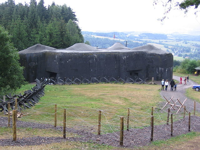 Infantry blockhouse T-S 73, near the village of Polom, Czech Republic. Author: David Varner – CC BY-SA 3.0