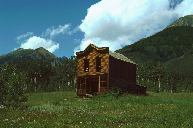 A two-story building. Author: rjones0856 CC BY 2.0