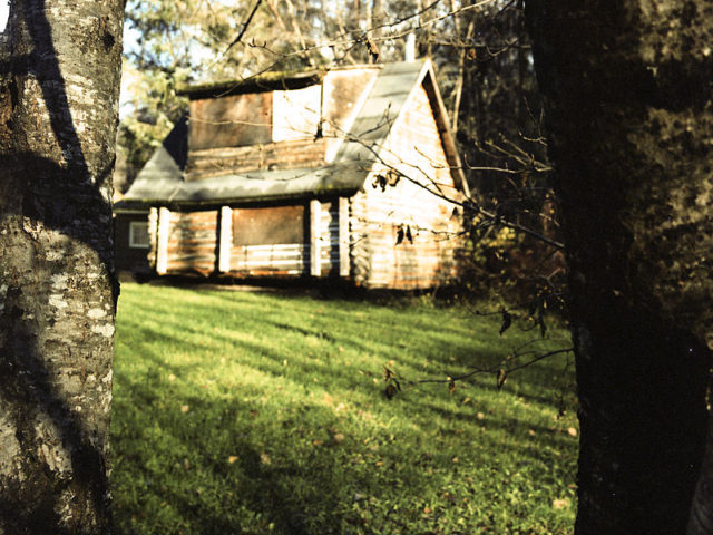Abandoned house in Dyea/ Author: Anthony DeLorenzo – CC BY 2.0