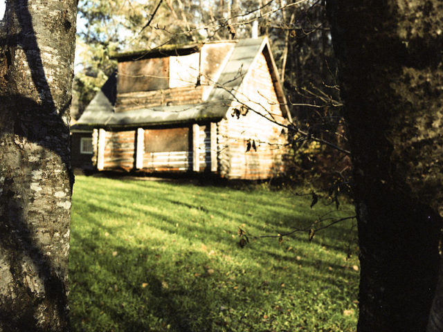 Abandoned house in Dyea/ Author: Anthony DeLorenzo – CC BY 2.0