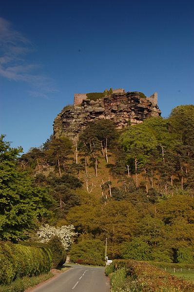 Beeston Castle on a rocky summit. Author: Lukasz Lukomski CC BY-SA 3.0