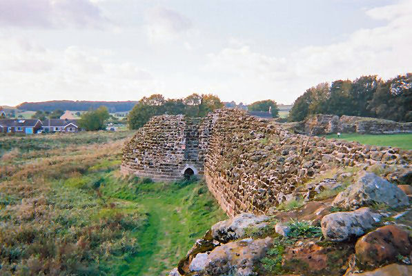 Bolingbroke Castle. Author: Zerbey CC BY-SA 3.0