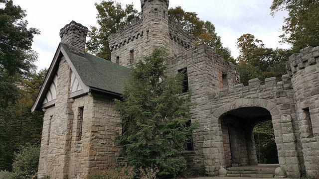 Castle-like exterior/ Author: Tim Evanson – CC BY-SA 2.0