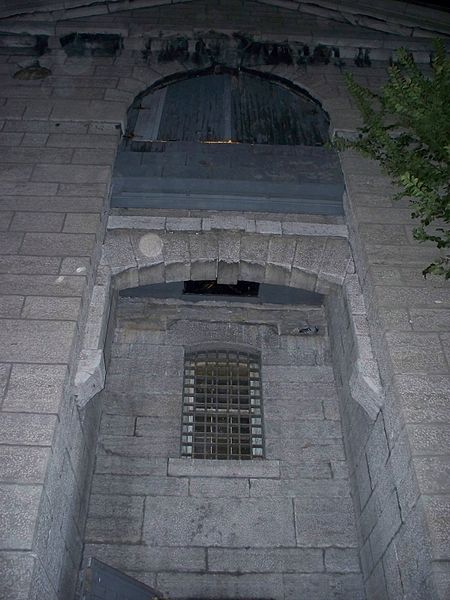Closer view of the gallows. Author: Jc128842 CC BY-SA 3.0