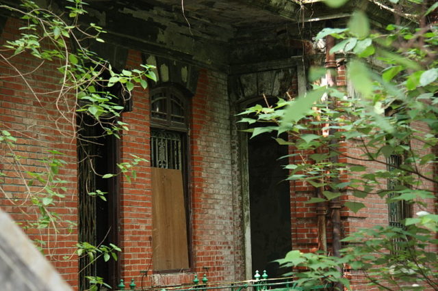 Completely abandoned/ Author: 2009500376onland09 CC BY 3.0