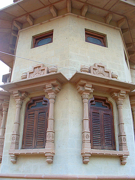 Detail of the facade. Author: Arsalabbasi CC BY-SA 3.0