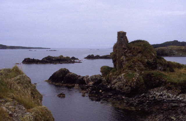 The ruins of Dunyvaig Castle are overtaken by the greenery. Author: Chris Heaton – CC BY-SA 2.0