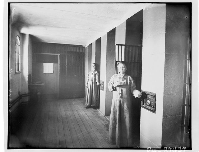 Female inmates in front of their cells. Author: BiblioArchives / LibraryArchives CC BY 2.0