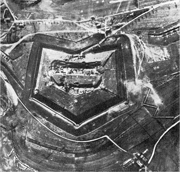 Fort Douaumont before the battle/ Author: German Government, Department of photos and film