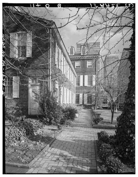 Historic photo of the garden walk. Author: Library of Congress Prints and Photographs Division Washington Public Domain