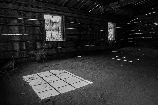 Inside one of the cabins. Author: Lorie Shaull CC BY-SA 2.0