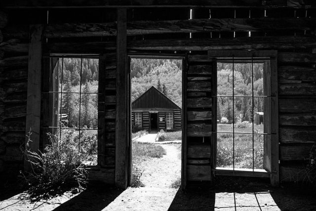 Inside one of the cabins alternative view. Author: Lorie Shaull CC BY-SA 2.0