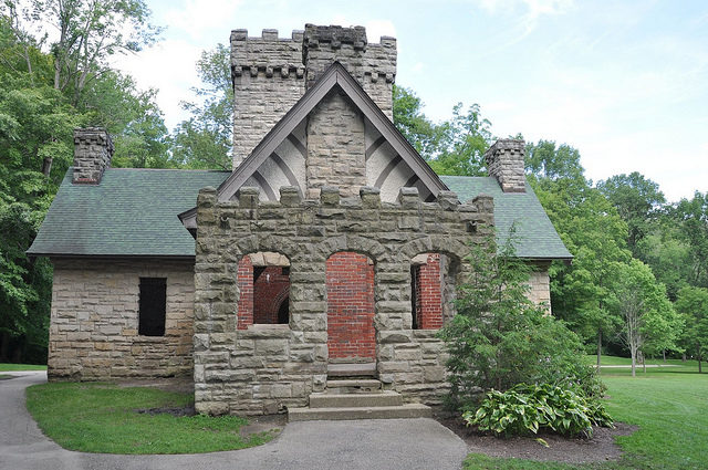Looking at the house/ Author: E Photos – CC BY 2.0