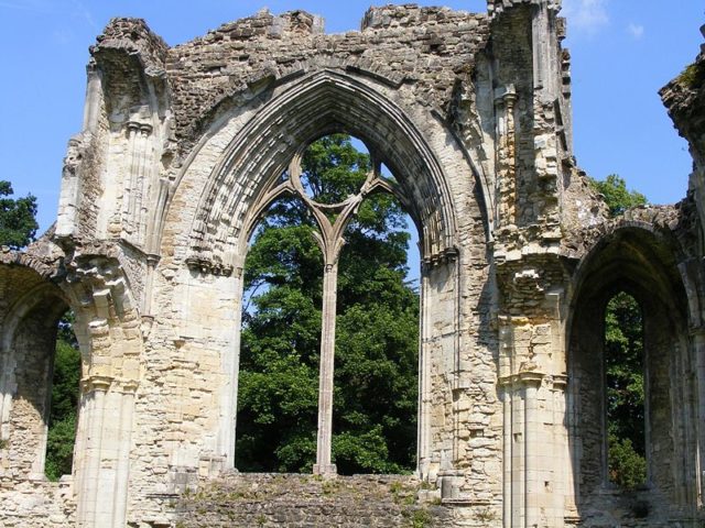 One of the few windows arches that still stand. Author: Coradia1000 CC BY-SA 2.0
