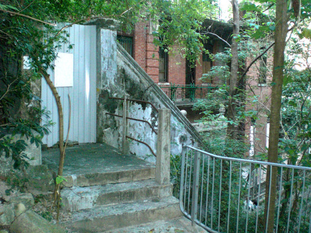 Outside stairs and blocked entrance/ Author: MKT55 CC BY-SA 3.0