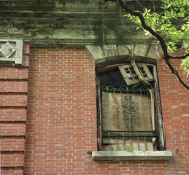 Red brickwork and window grilles/ Author: 2009500376onland09 CC BY 3.0