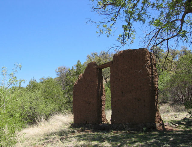 Remains of an adobe building/ Author: Transity CC BY-SA 3.0