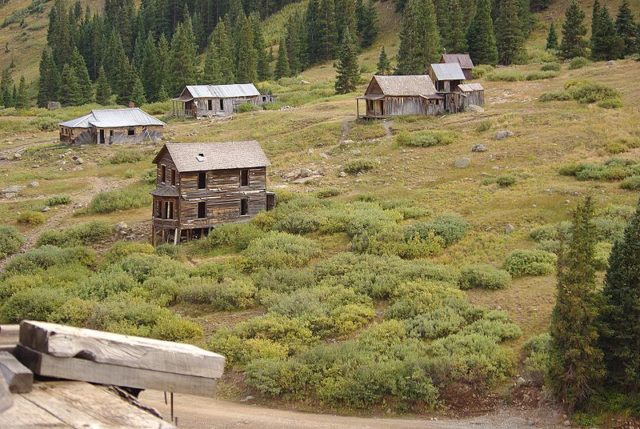 Some of the remaining buildings at Animas Forks. Author: Adam Baker CC BY 2.0