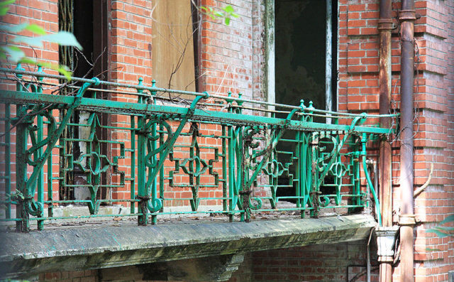 The balcony ironwork/ Author: 2009500376onland09 CC BY 3.0
