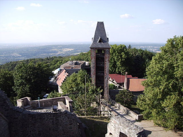 The castle heavily damaged; alternative view. Author: Pascal Rehfeldt CC BY-SA 3.0