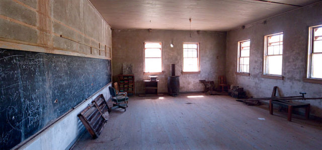 The interior of the school/ Author: Alan Stark – CC BY-SA 2.0