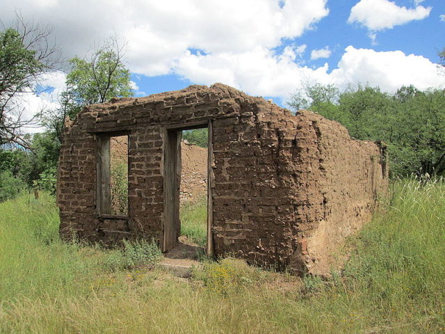 The ruins of an adobe house/ Author: The Old Pueblo CC BY-SA 4.0